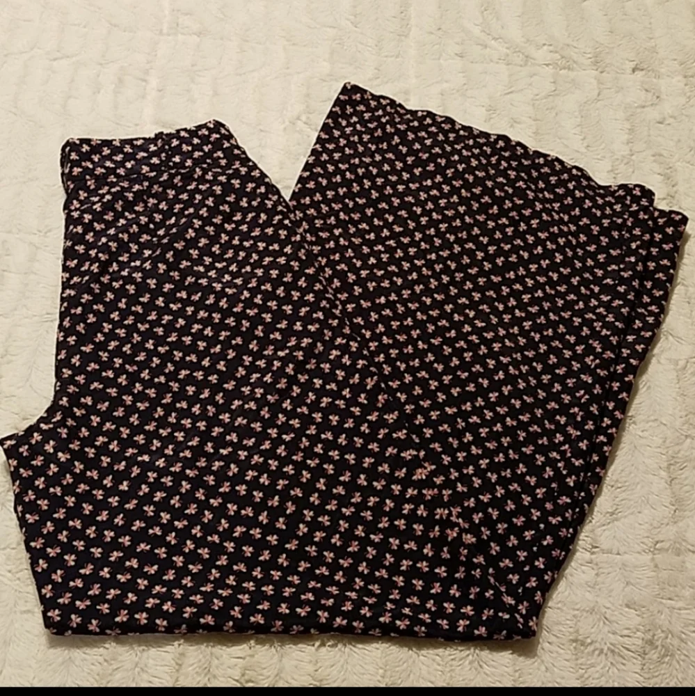 NWOT Forever 21 floral pants - Picture 2 of 9